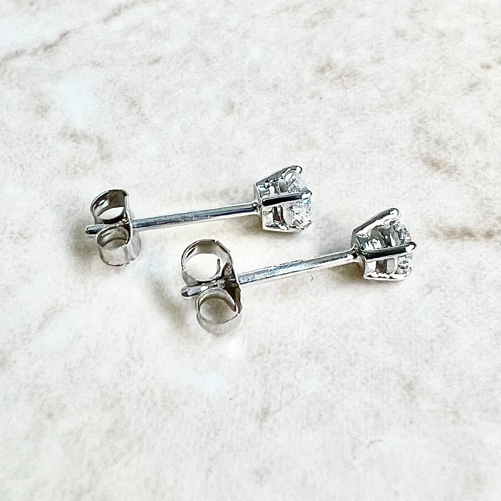 Classic 14 Karat White Gold Four-Prong 0.20 Carat Diamond Stud Earrings D-F VVS