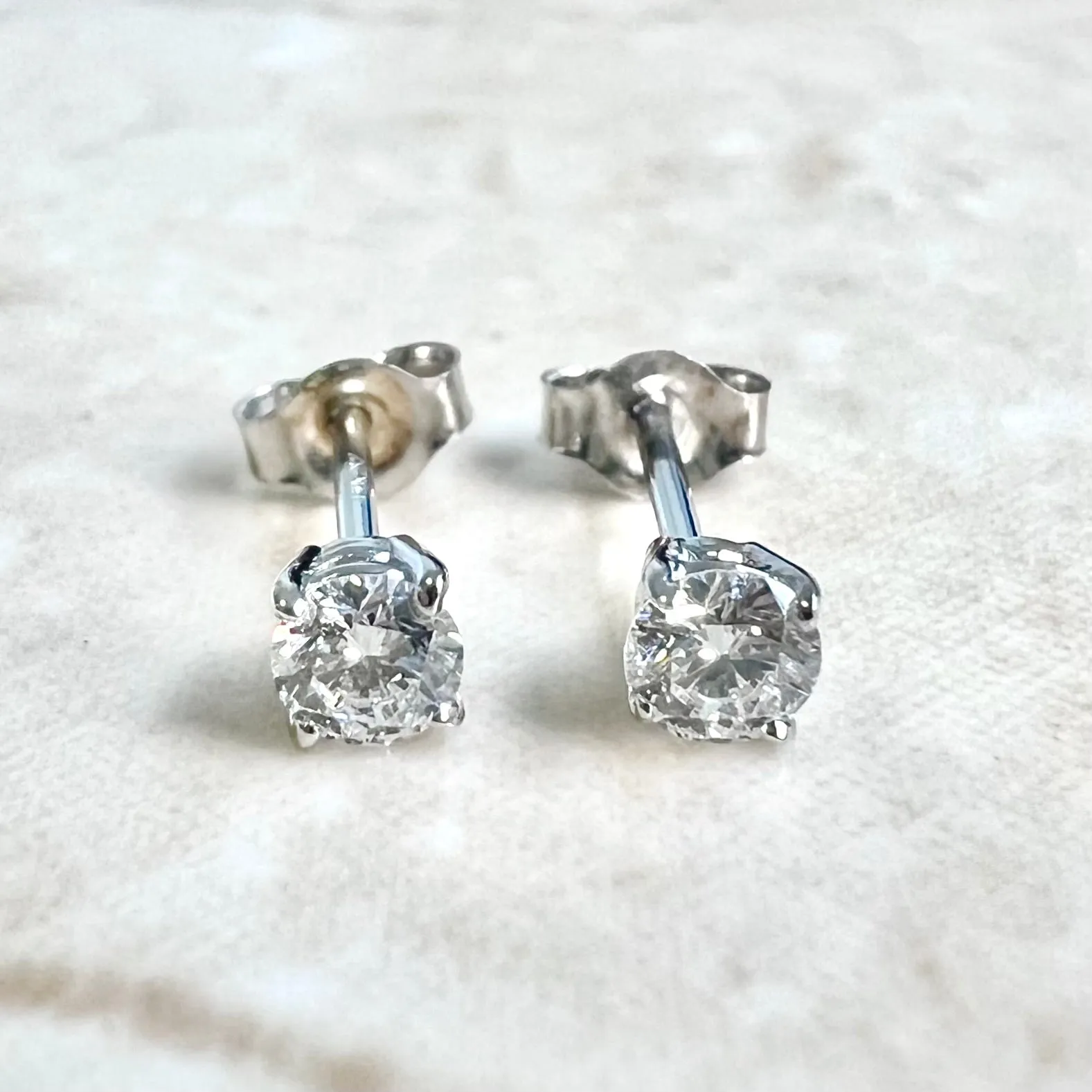 Classic 14 Karat White Gold Four-Prong 0.20 Carat Diamond Stud Earrings D-F VVS