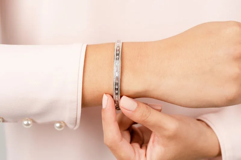 Dazzling Baguette And Round Diamond Bangle with 4.17 ct.(finished) 4.5x2mm, 1.1mm