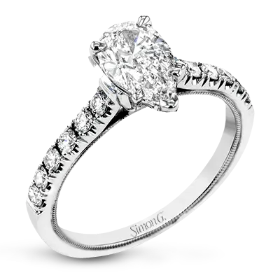 Engagement Ring in 18k Gold with Diamonds