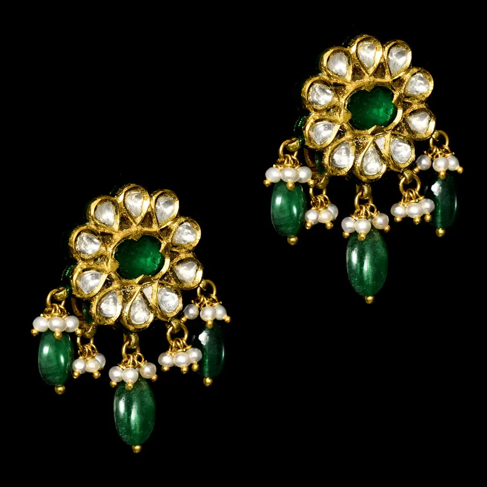 Graceful mini Ard-style necklace and earring set, featuring sparkling diamond Polki, a radiant emerald center, emerald Maniya accents, and delicate pearl hangings. - KMNE3536