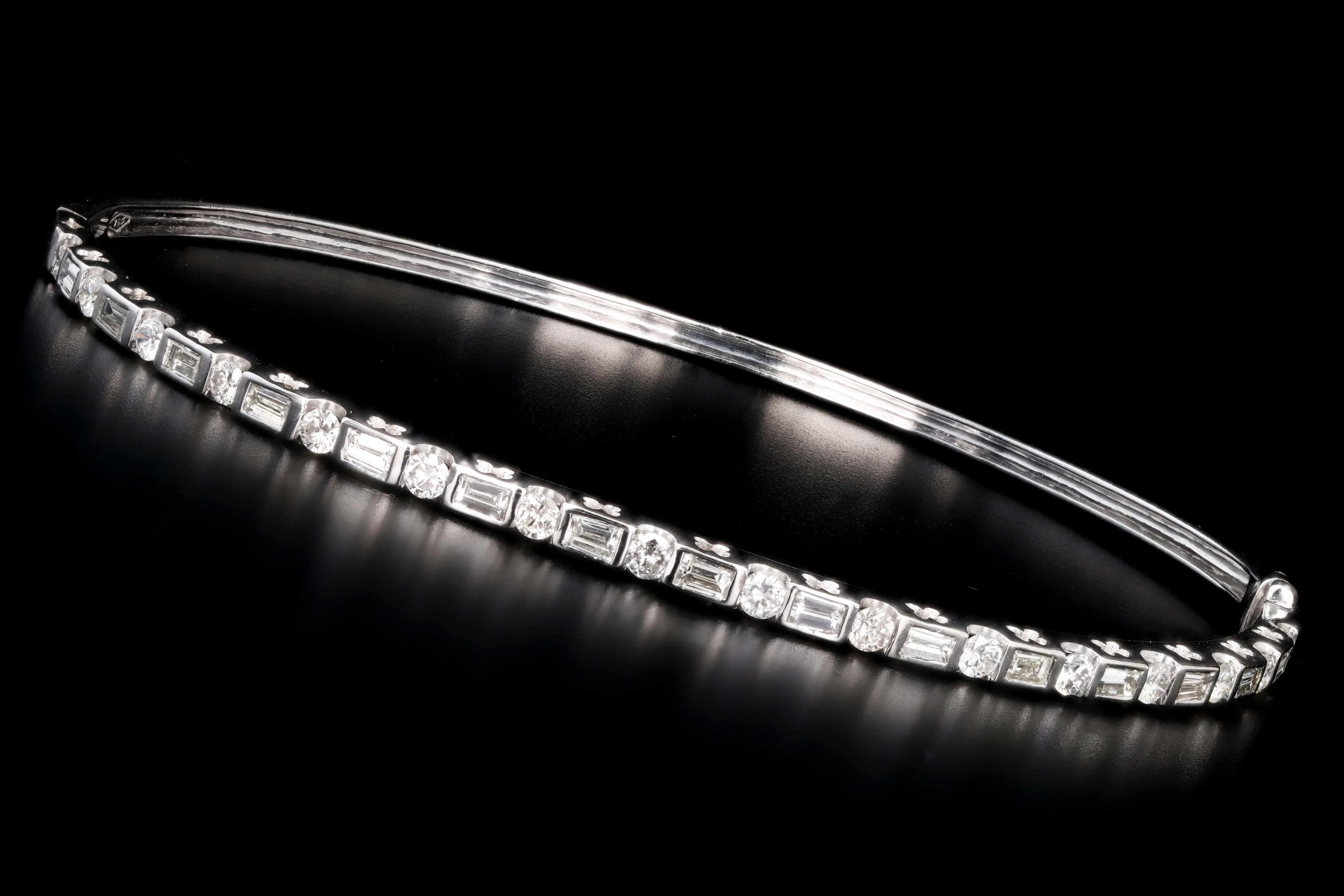 Modern 18K White Gold 1.5 Carat Total Round Brilliant and Baguette Cut Diamond Bangle