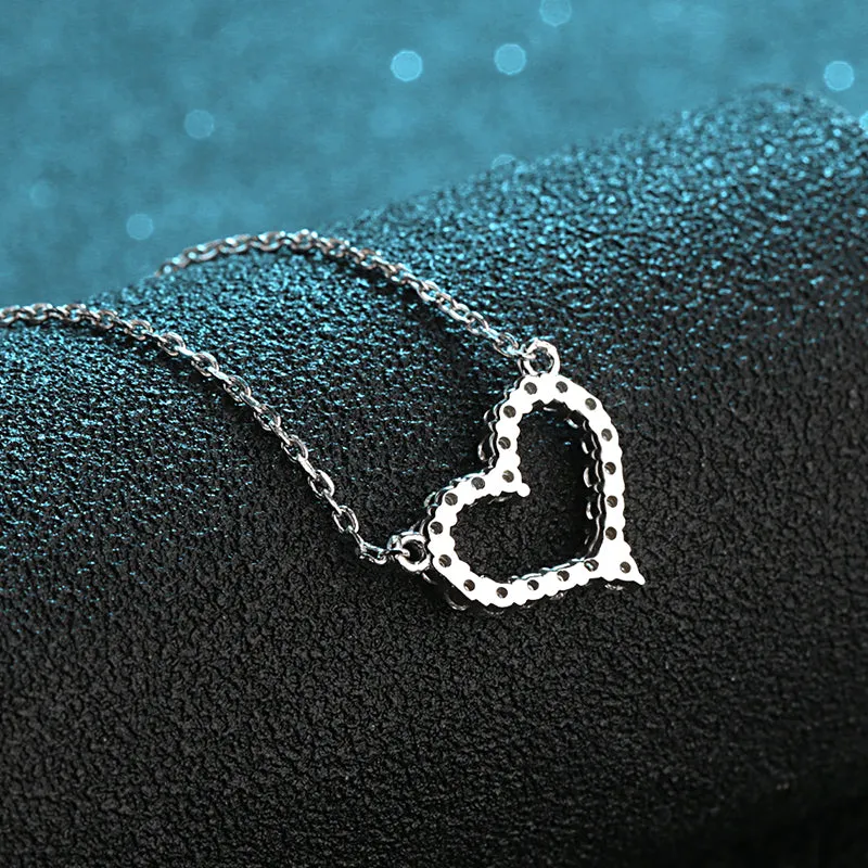 Round Cut Moissanite Diamond Heart-shaped Necklace