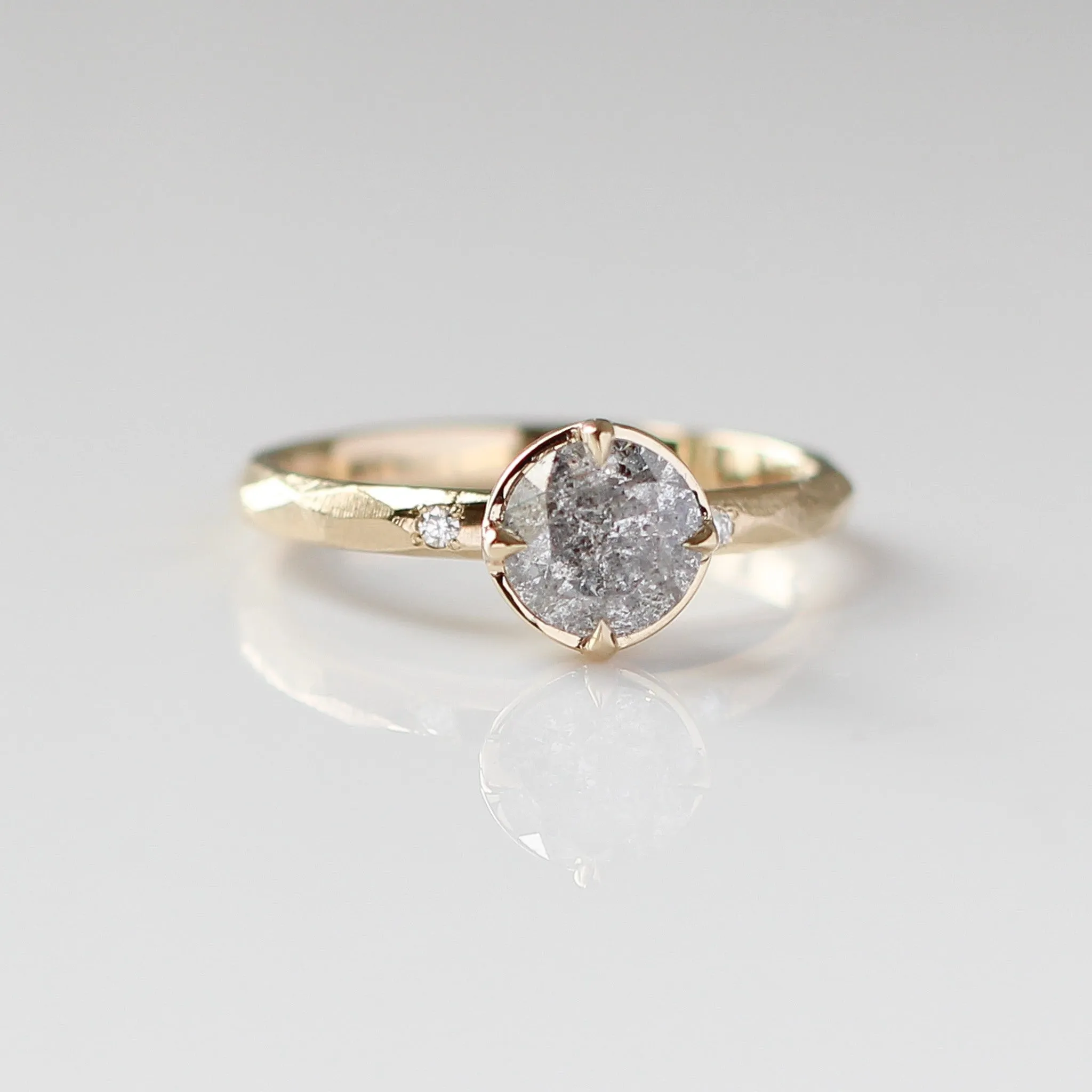 Round The World - Round Brilliant Cut Diamond Ring