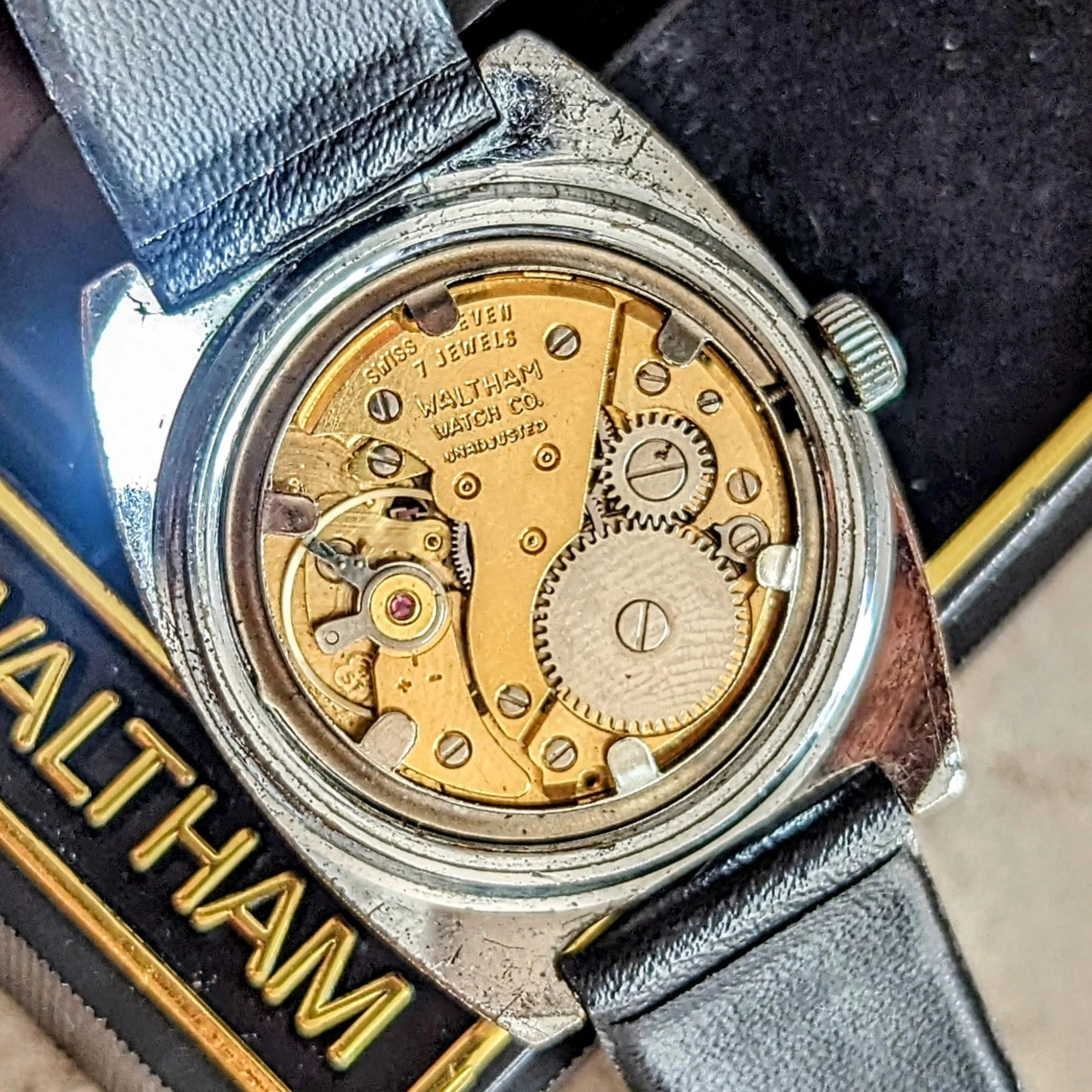 WALTHAM Shockresistant Wristwatch 7 Jewels Cal. ST 96-4 Date Indicator Blue Dial Swiss Watch
