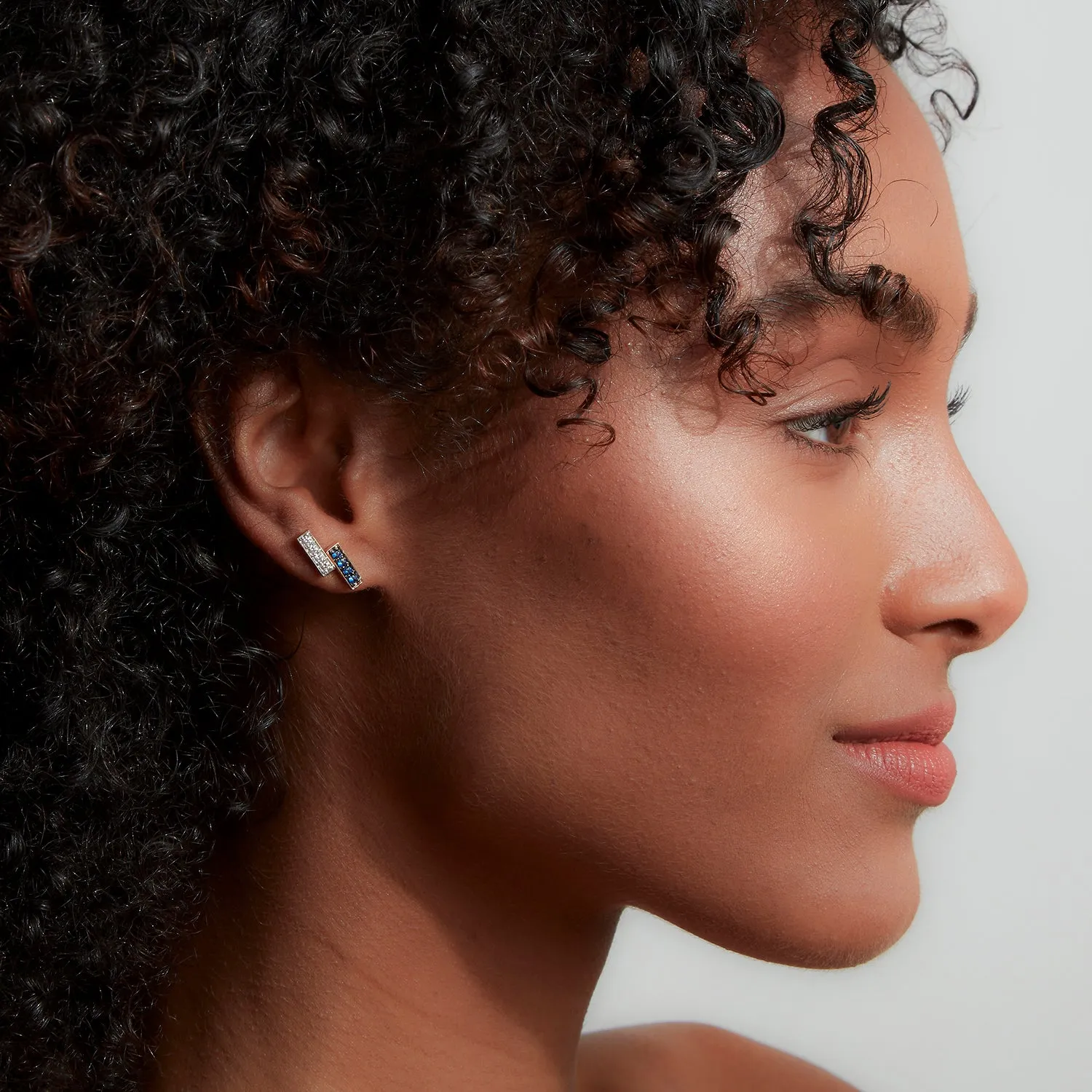 WF CLASSIC 18K AND DIAMOND MINI BAR STUDS